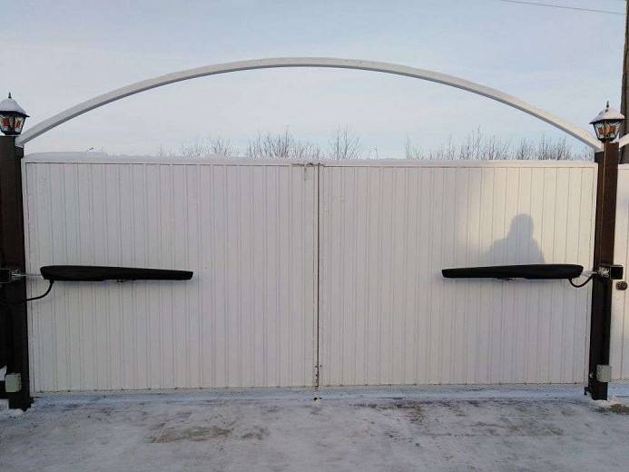 Установили электропривод на распашные ворота «Алютех» Установили электропривод на распашные ворота «Алютех»
